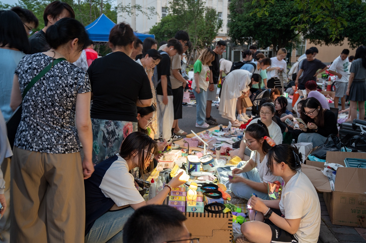 毕业集市一隅1（学通社记者 李泽坤 摄）