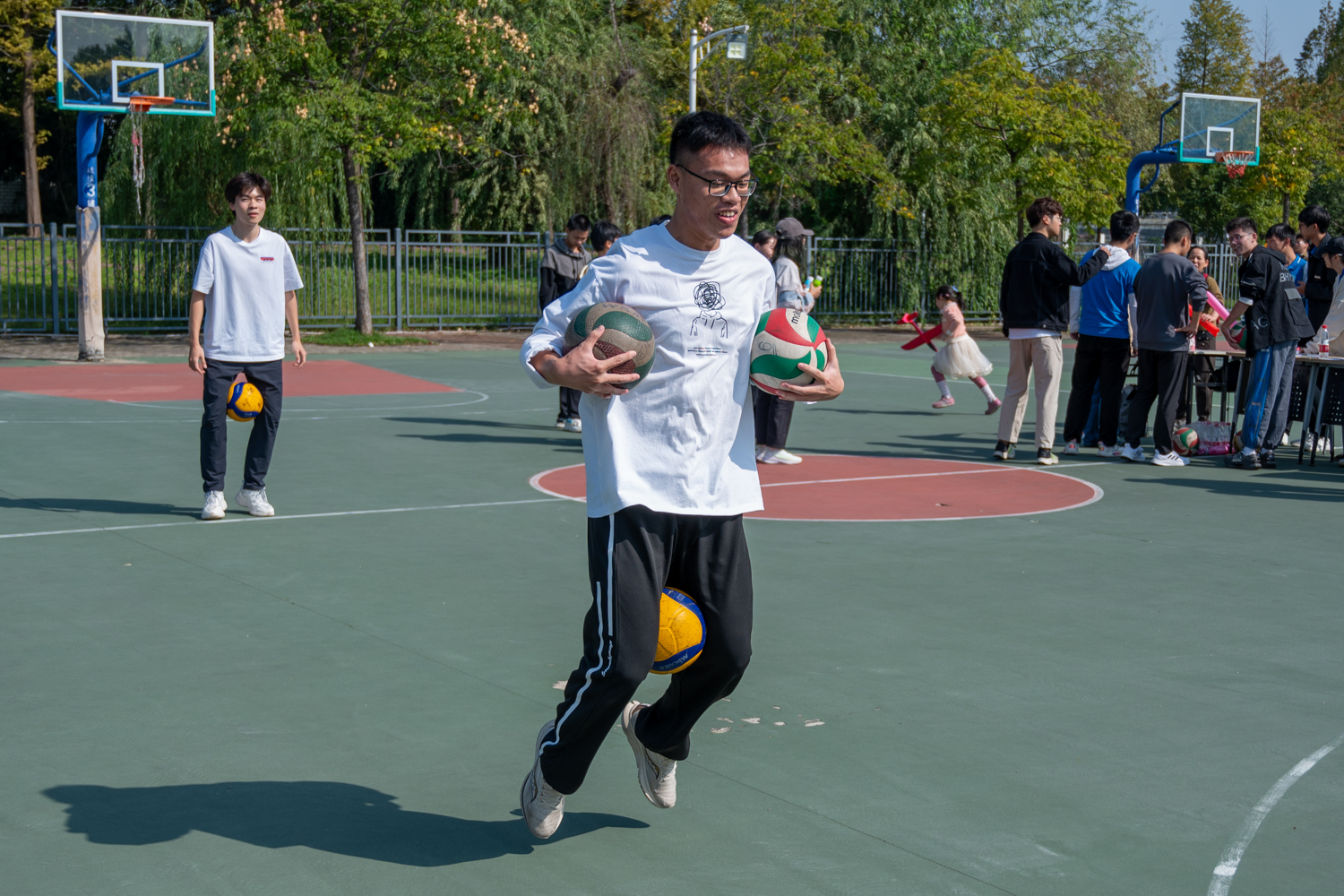 同学正在体验夹球运球（学通社记者 李泽坤 摄）