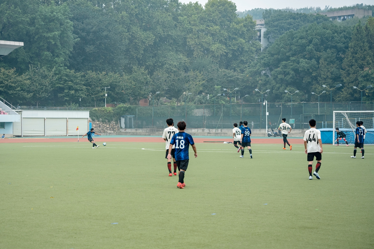 4 工学院球员打门（学通社记者 王博炜 摄）