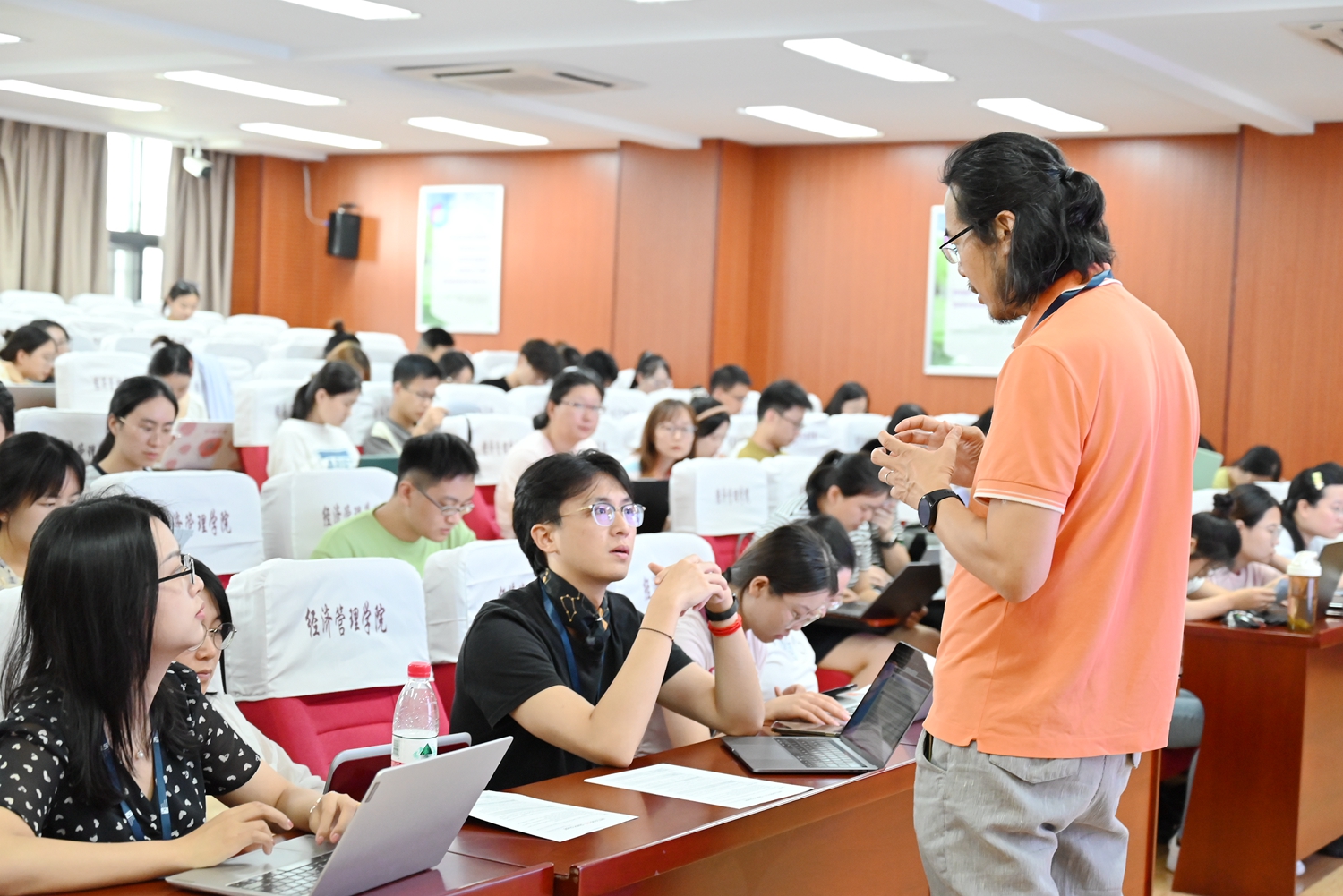 Jerry老师为同学们答疑（李艺颖 摄）