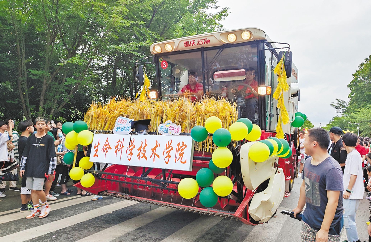 毕业巡游吸引师生参与。 （湖北日报全媒记者 韩晓玲 摄）