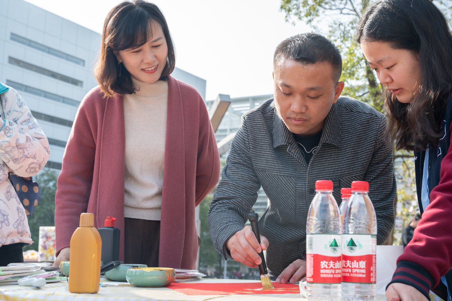 “纸笺传心”书法送福活动现场(学通社记者 叶建伟 摄）