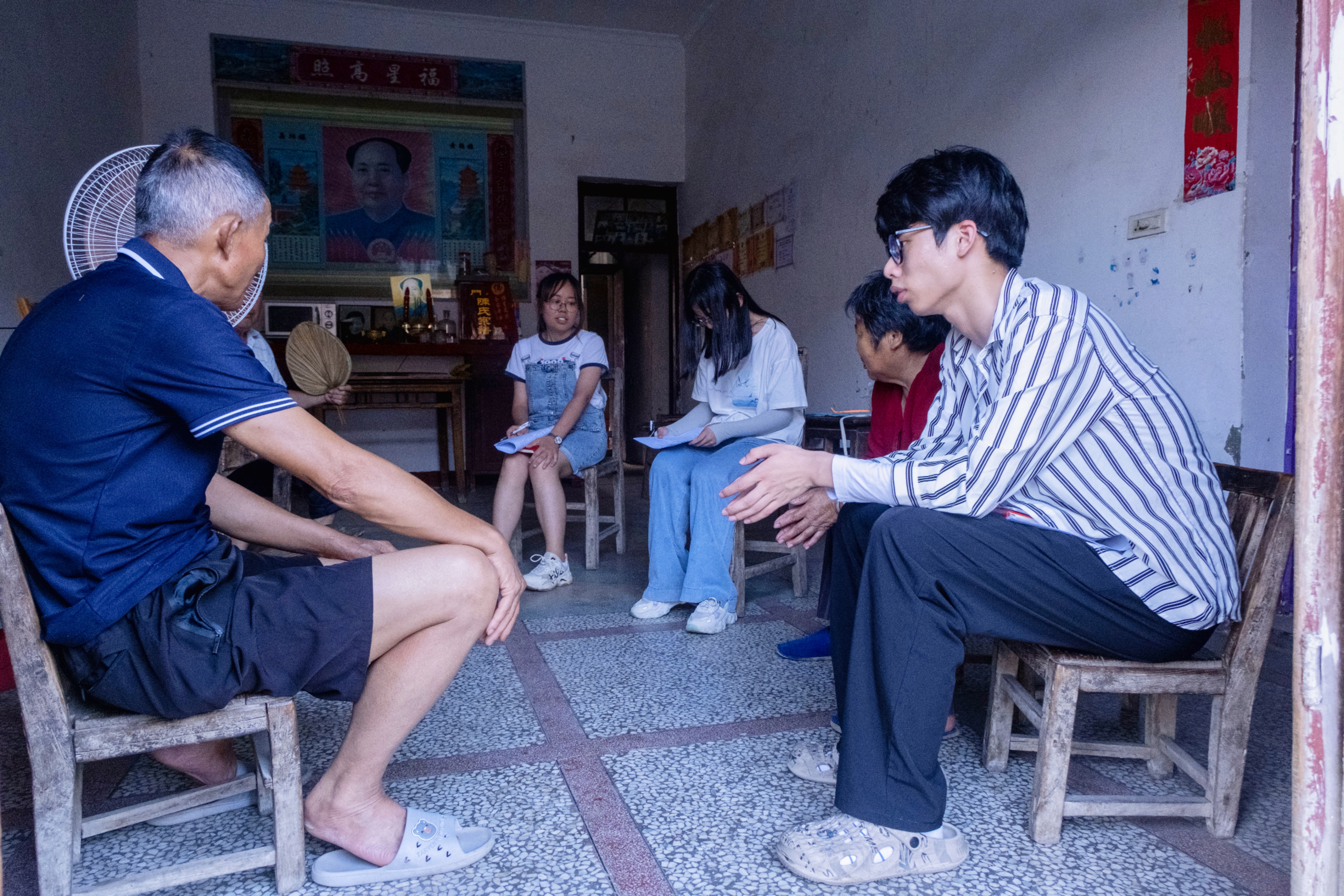 实践队在峒山村村民邀请下到家中聊天(通讯员 曹钟允 摄）