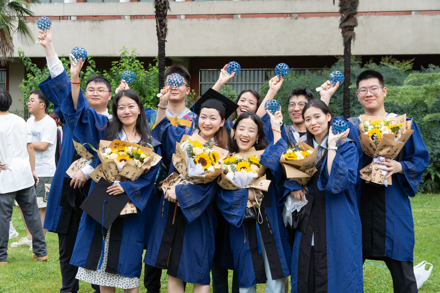 化学学院同学合影留念（学通社记者 丁沐嵘 摄）