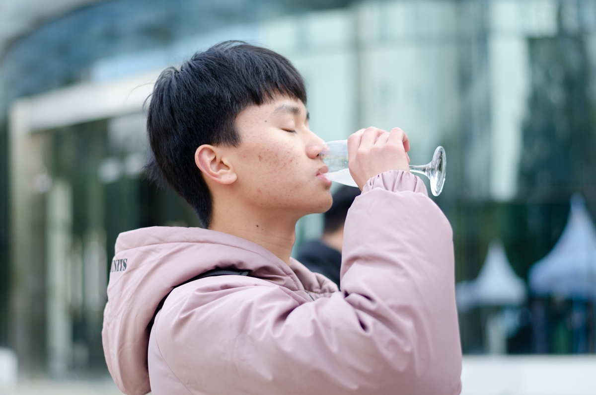 同学正在葡萄酒文化协会品尝酒（学通社记者 汤景颢 摄）