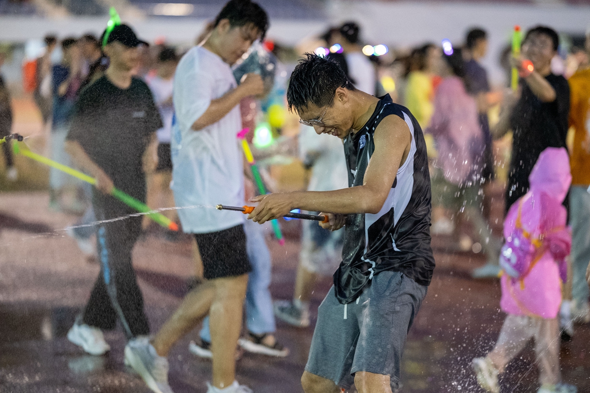 14 毕业快乐！（学通社记者 王博炜 摄）