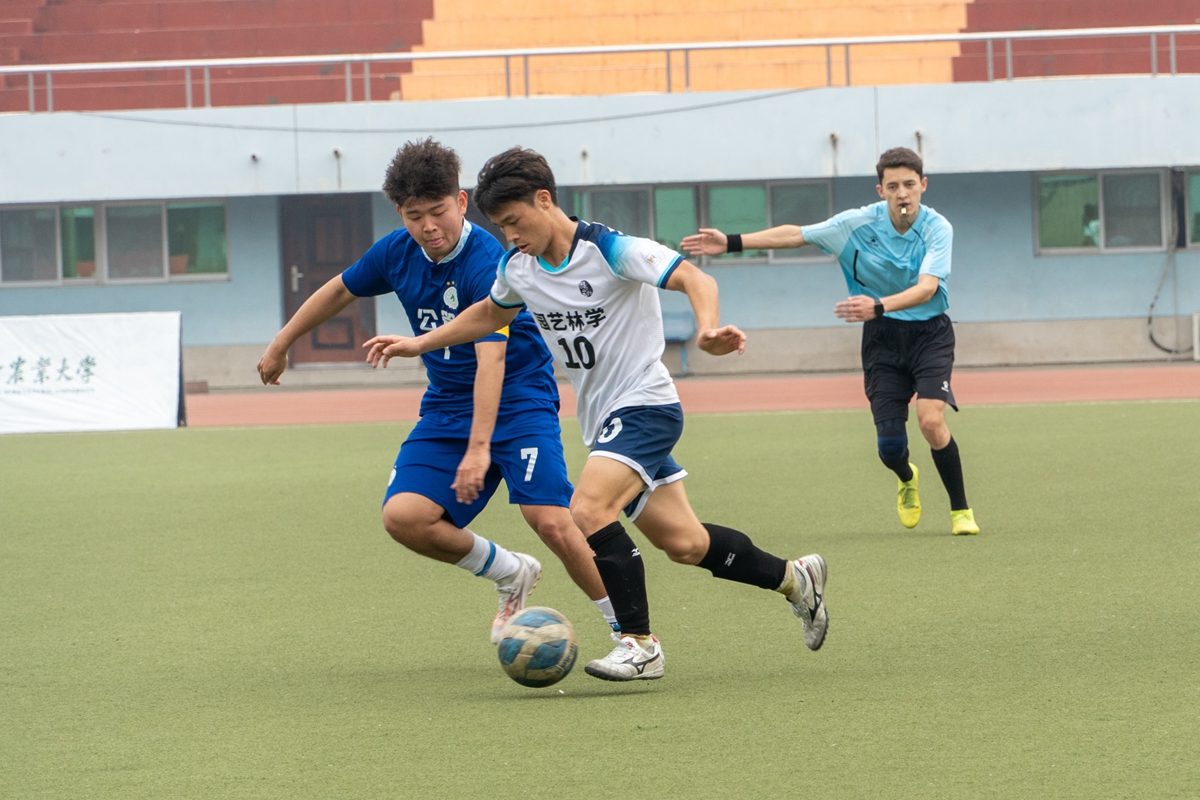 园艺林学10号与公管队7号球员对抗（学通记者 周子睿 摄）