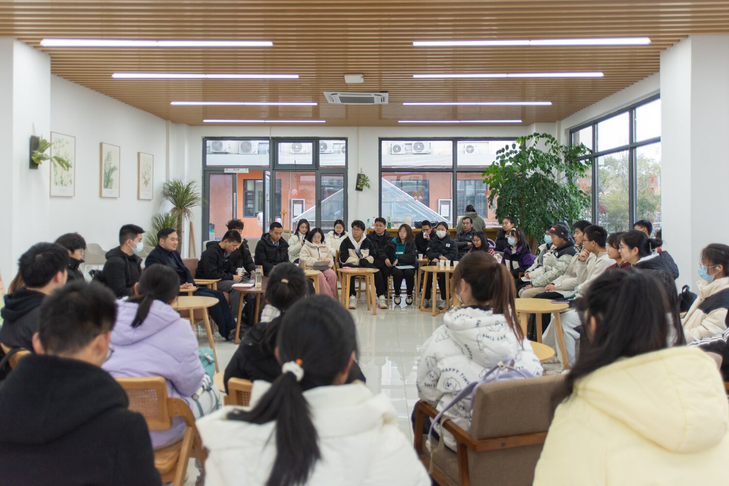 同学们与校党委副书记王从严交流(学通社记者 秦海扬 摄)_proc