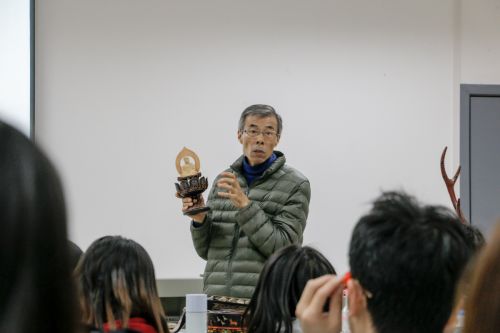 刘大师在讲解艺术品【学通社记者 周子恒 摄】