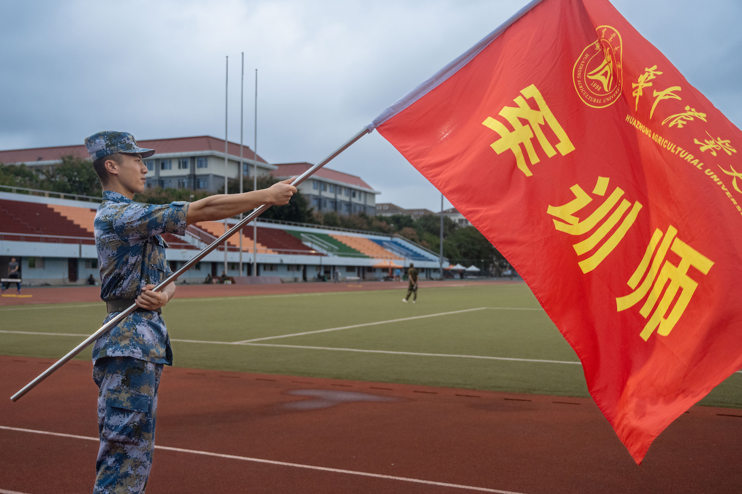 擎旗手（学通社记者 高言曦 摄）