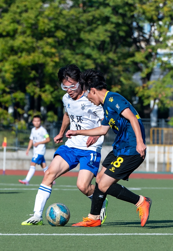 资环11号球员试图突防（学通社记者 李泽坤 摄）