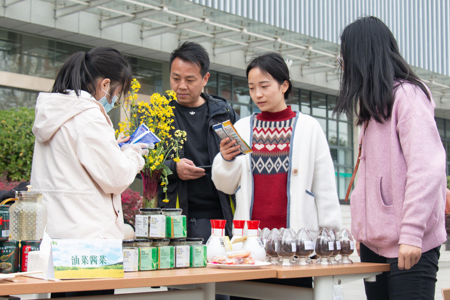 同学在研究油菜籽（学通社记者 高浩洋 摄）