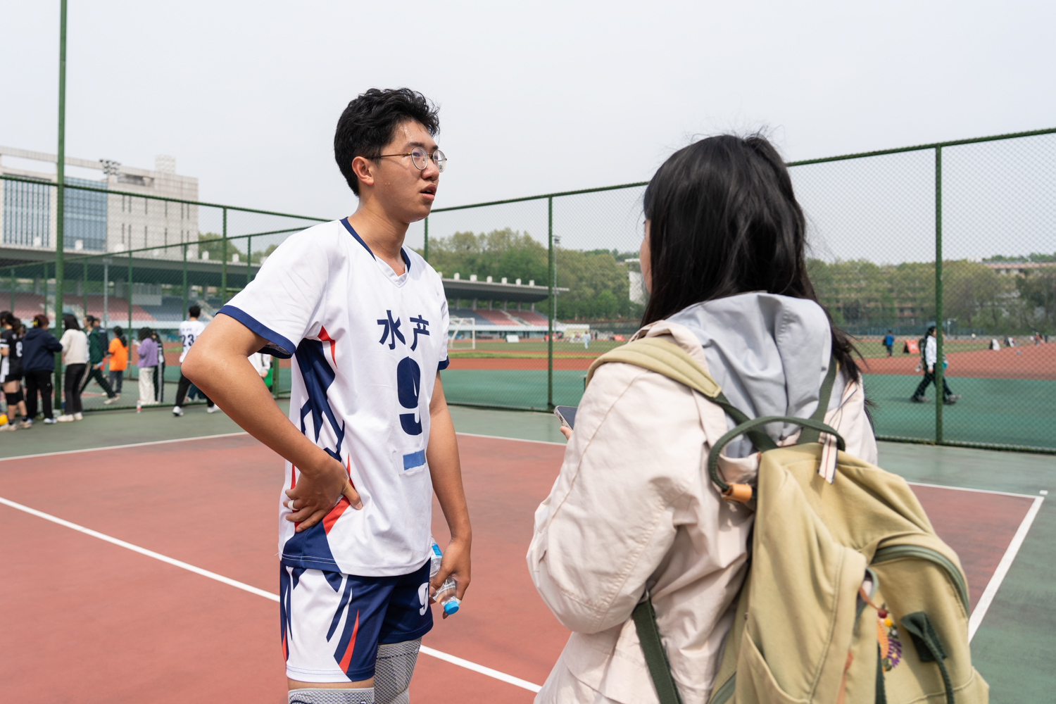 水产队长黎浩宇接受采访（学通社记者 韩鑫垚 摄）