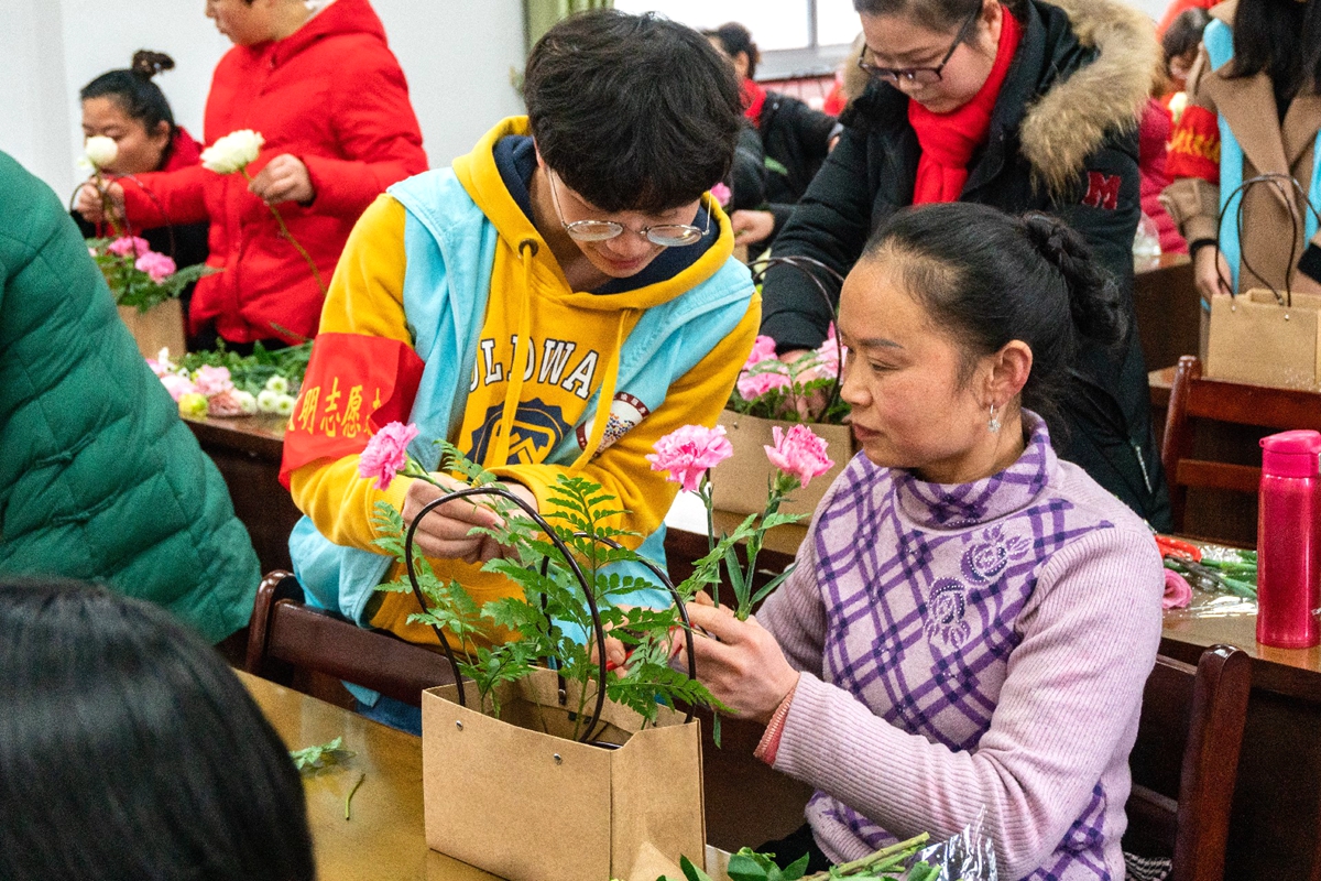 北港社区-爱美的阿姨向志愿者学习插花艺术的美学构造