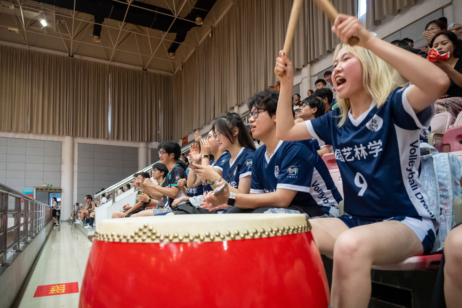 园艺林学学院观众在加油（学通社记者 王博炜 摄）