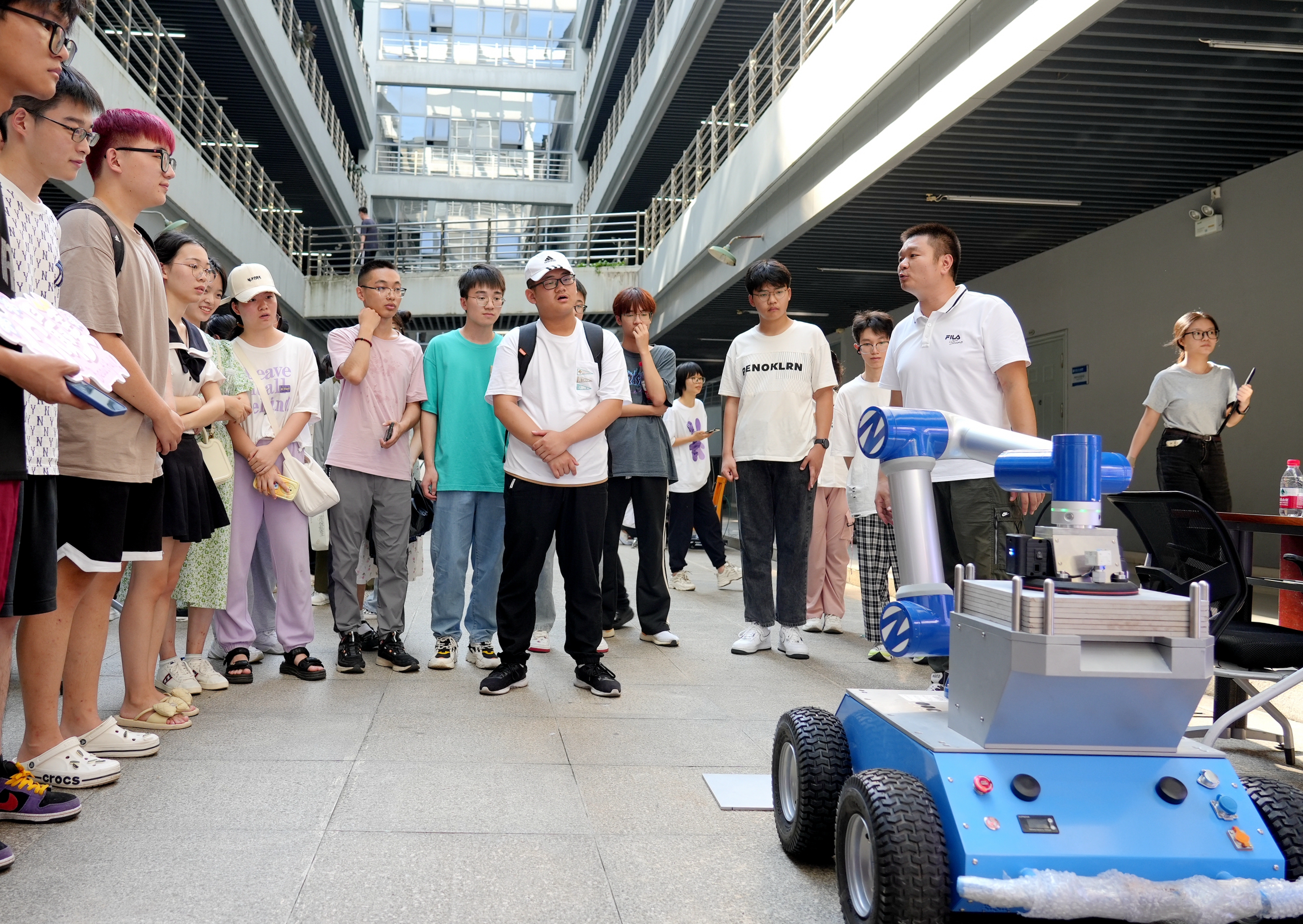 同学们学习智能建造机器人工作原理（记者 匡敏 摄）