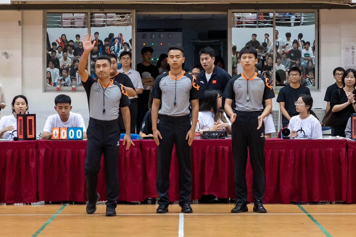 裁判致意（学通社记者 李佳怡 摄）