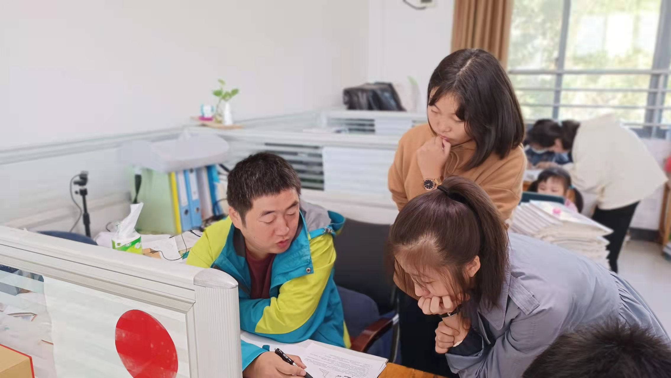 物理老师为同学们答疑