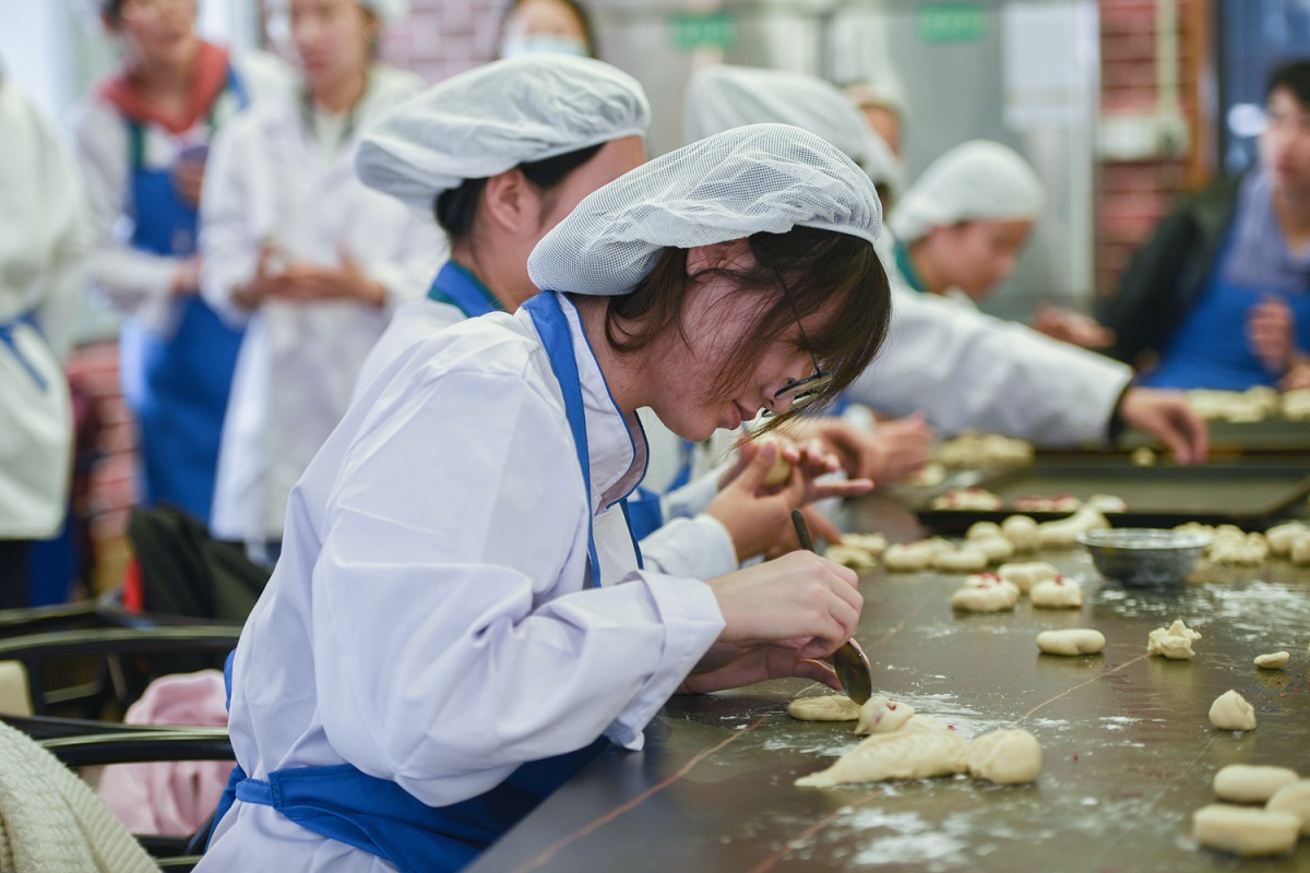 同学们认真制作鲜花饼（学通社记者 李明城 摄）