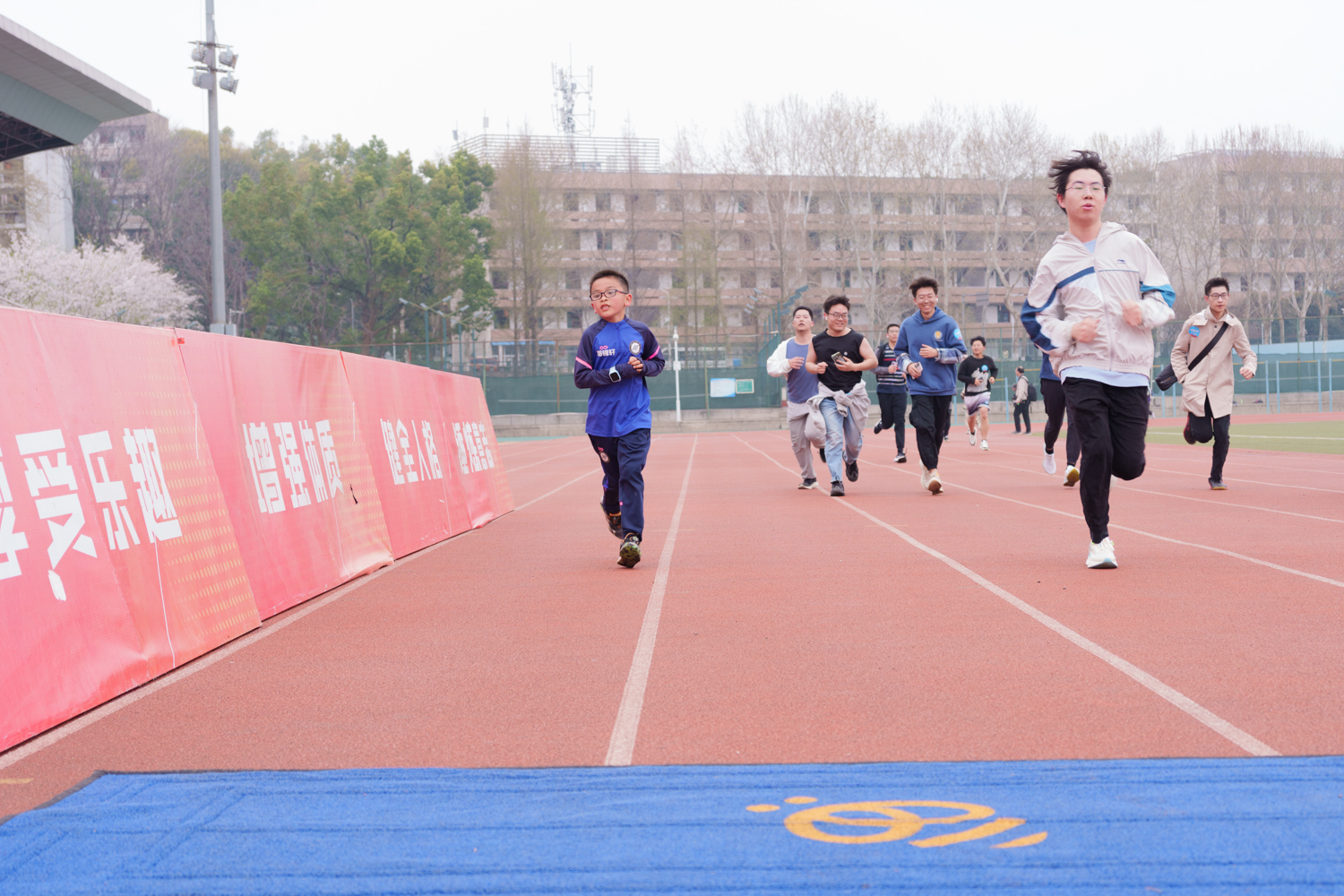 冲刺瞬间！（学通社记者 付欣然 摄）