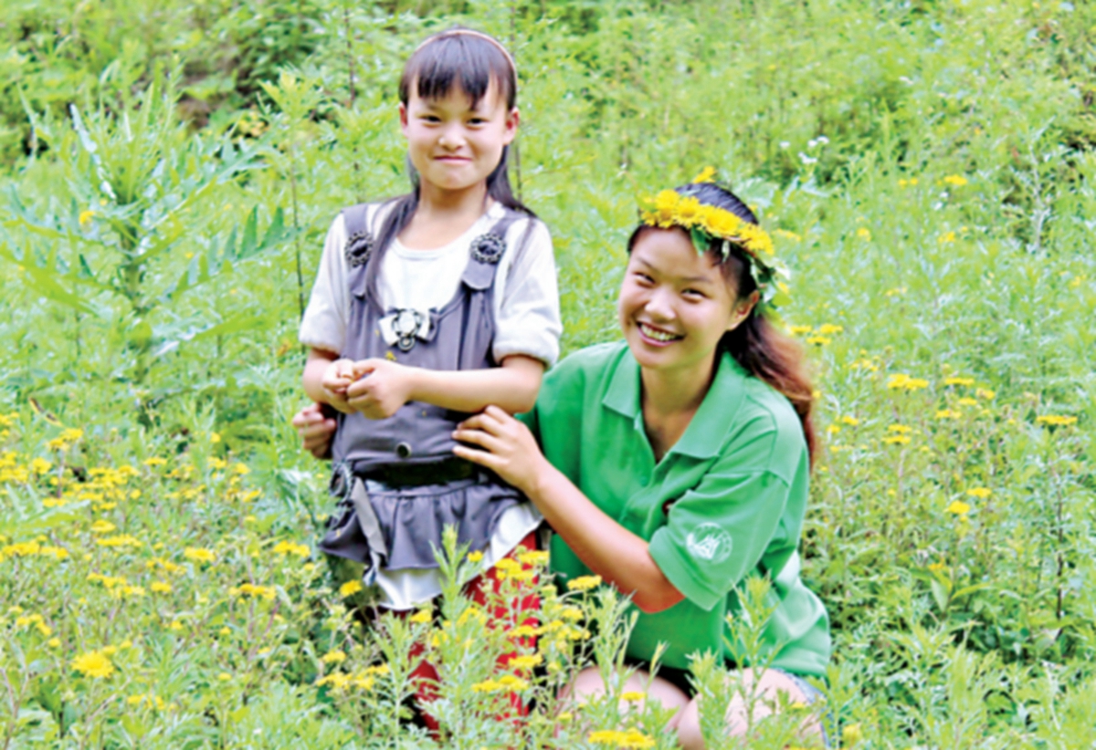 安玥琦在贵州省毕节市大石村和孩子合影