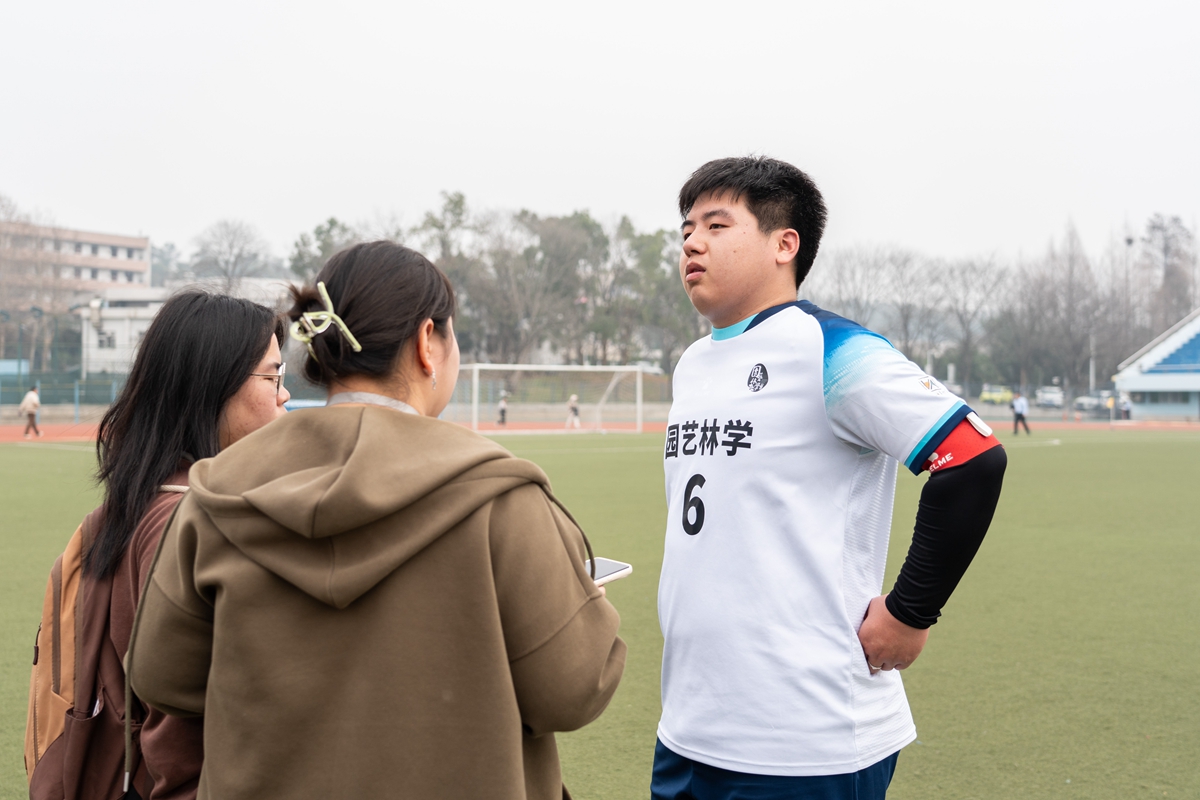 园艺林学队长接受采访（学通社记者 韩鑫垚 摄）