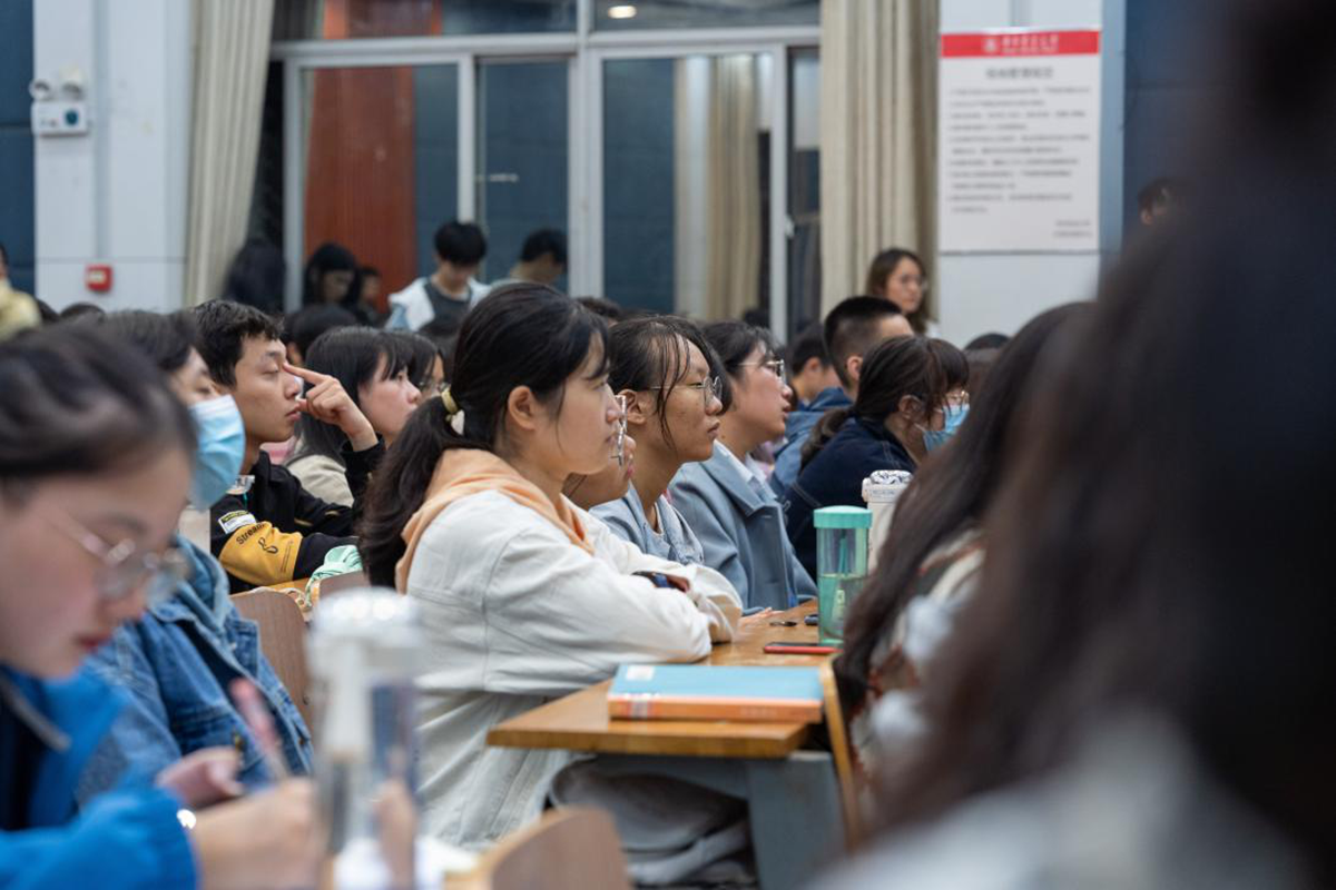 认真听讲的同学（学通社记者 刘博文 摄）