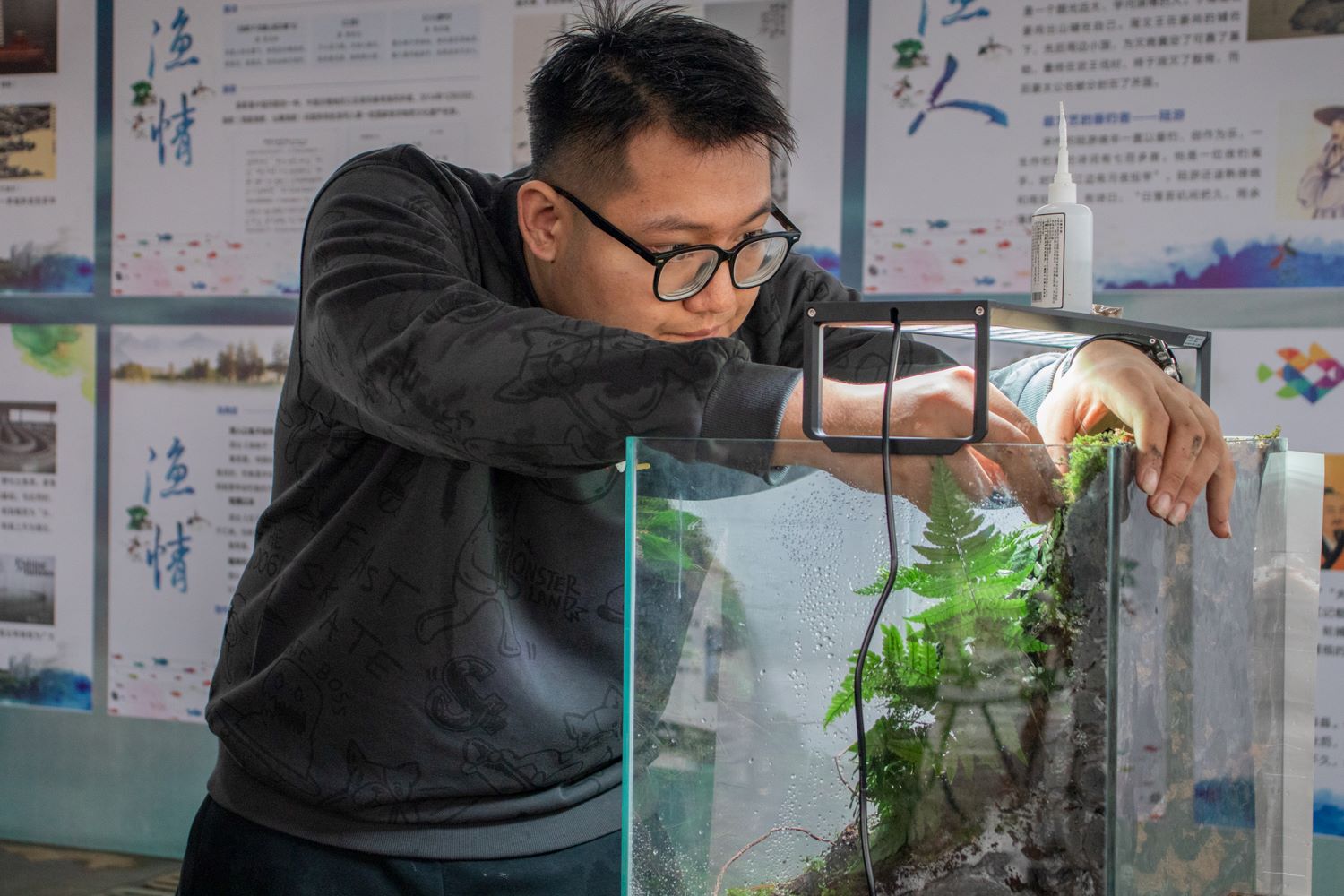 参赛同学在布置水族箱（学通社记者 韩鑫垚 摄）