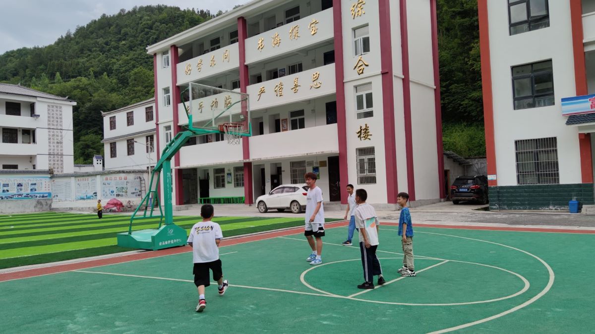 实践团成员与当地学生共同运动交流（通讯员 林近之 摄）