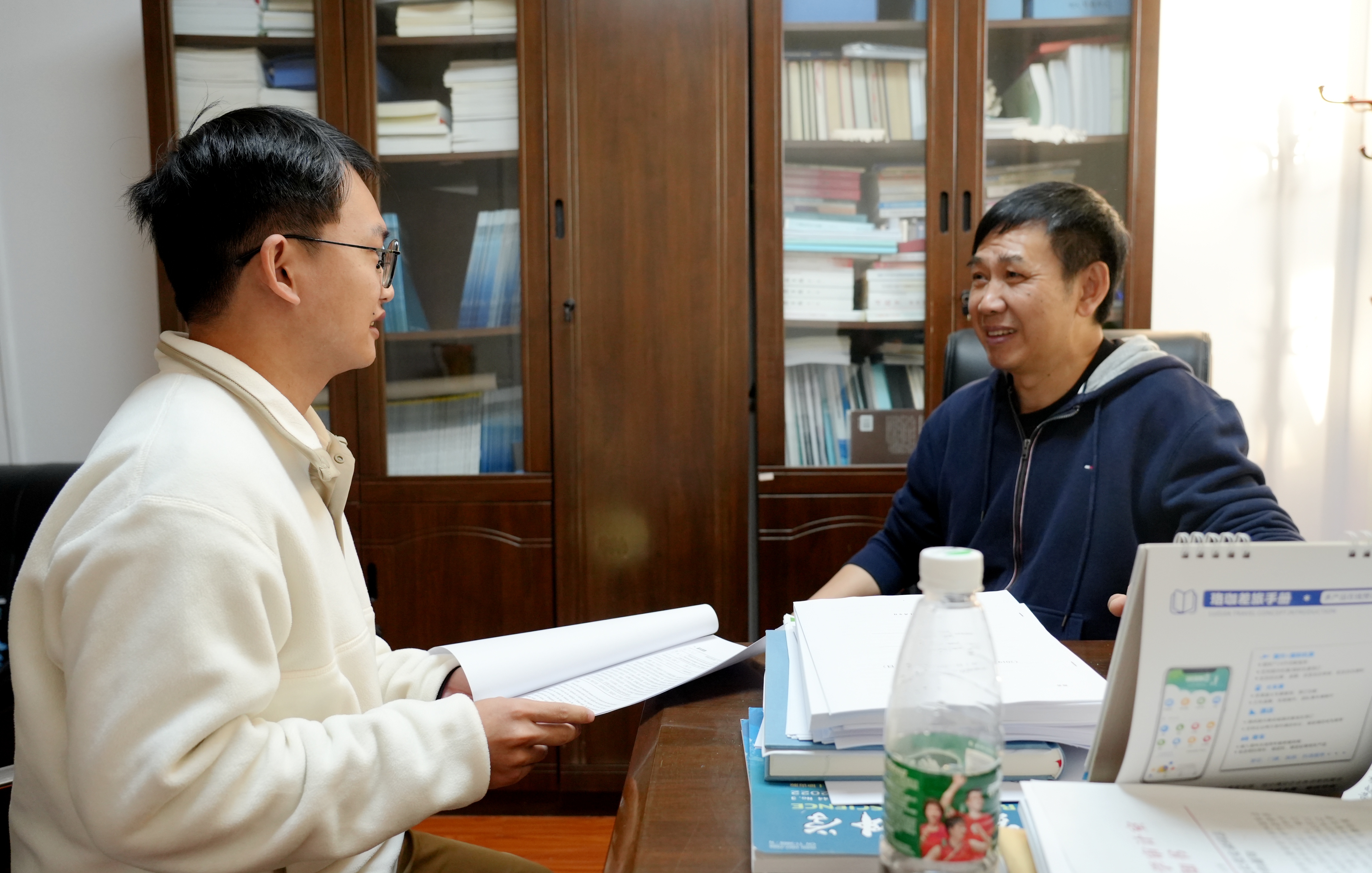 张安录与学生探讨科研项目进展情况（记者 匡敏 摄）