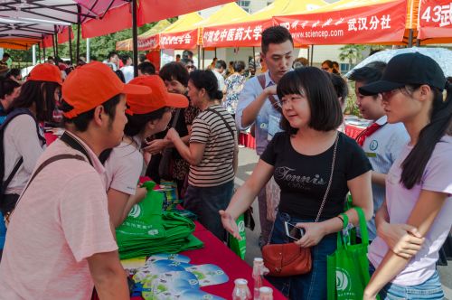 群众与专家争论有关转基因的话题【赵德鸿】