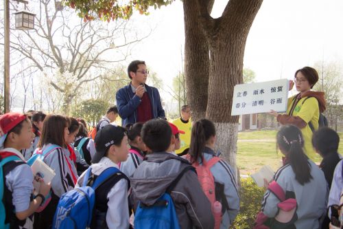 老师为其讲解节气 学通记者 张皓博 摄