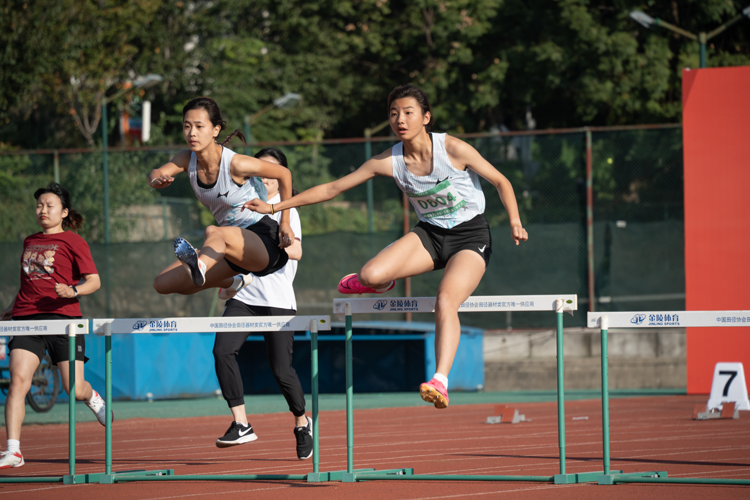 女子100m跨栏 经管院周忆美（右）破纪录（学通社记者 丁沐嵘 摄）