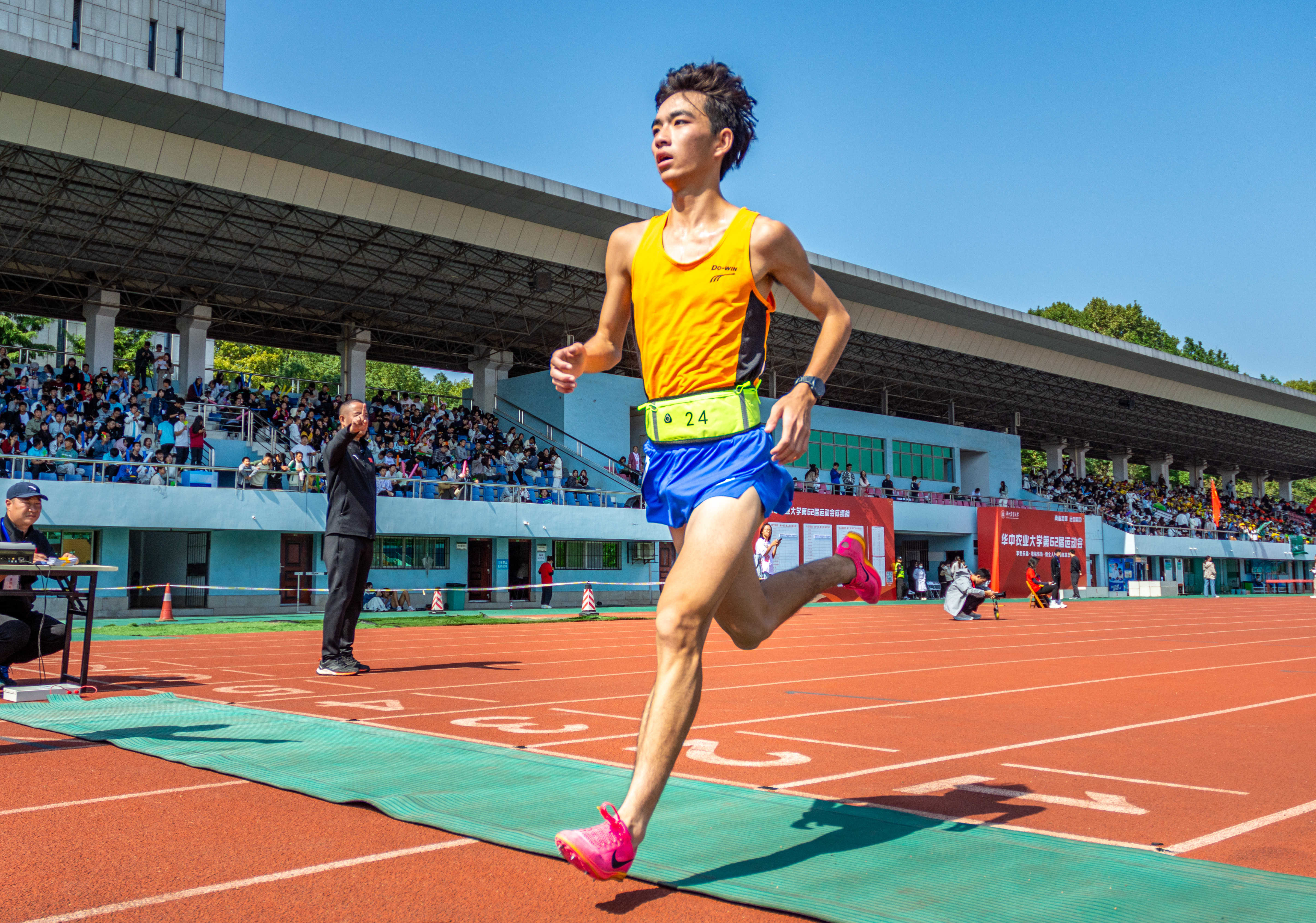 冲线（学通社记者 周仁杰 摄）