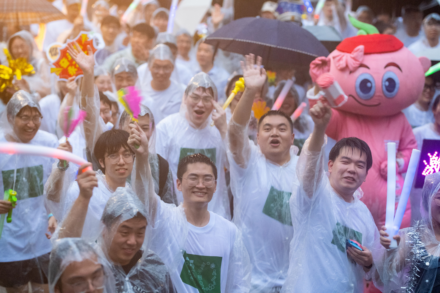 生命科学技术学院方阵（学通社记者 王博炜 摄）