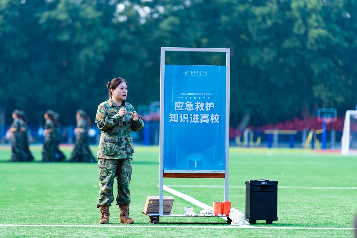 教官向学员介绍战地救护(学通社记者 李科毅 摄)