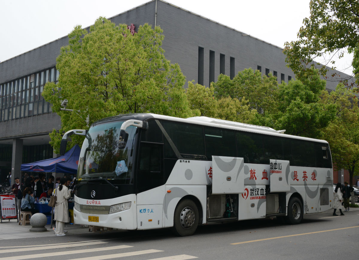 停在桃园食堂旁边的献血车（学通社记者 栾瑷林 摄）