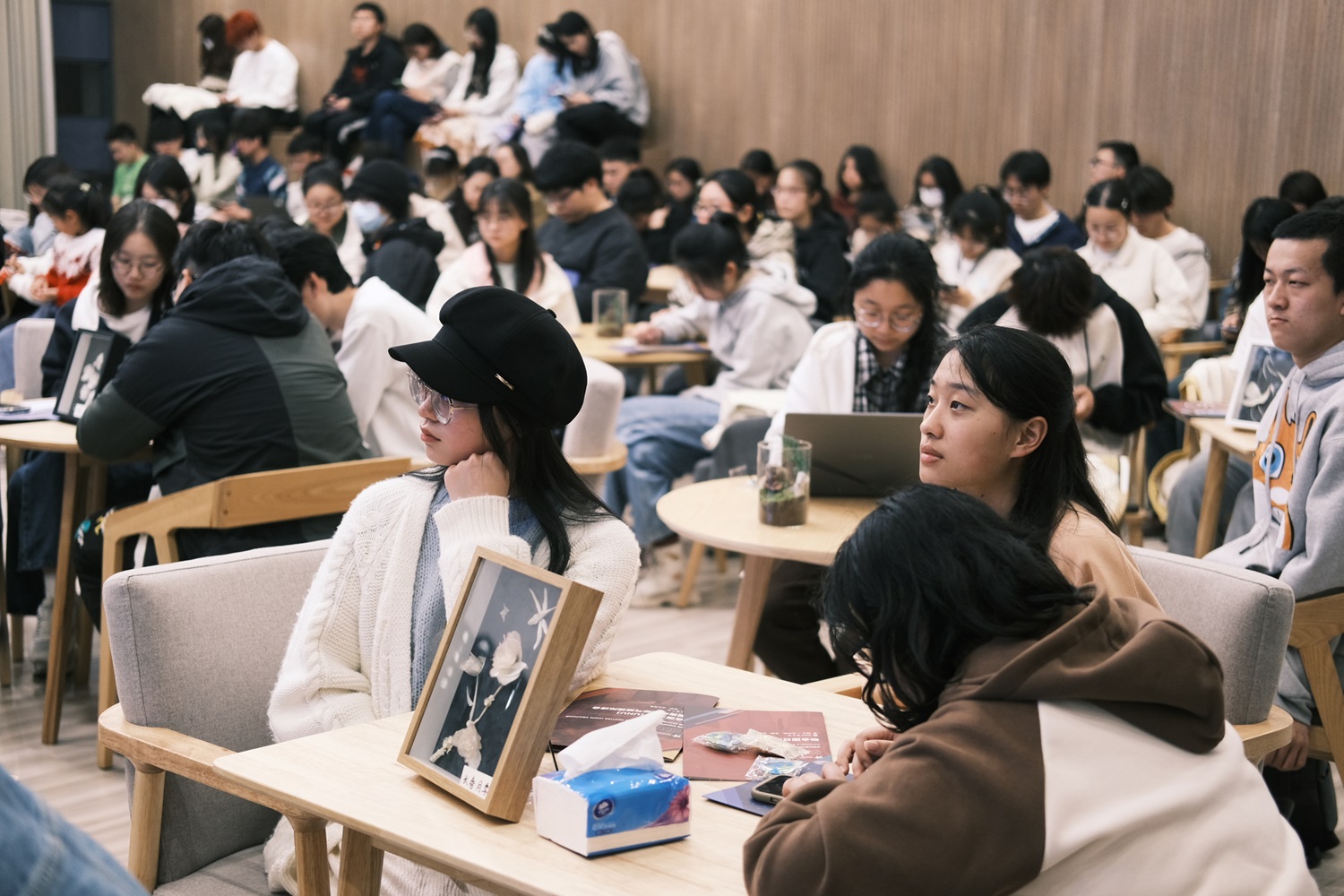 学生认真听讲座（学通社记者 吴渺 摄）