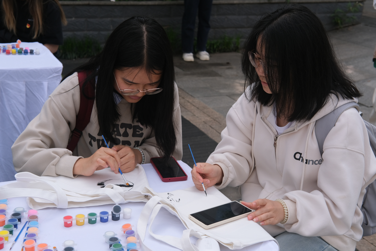 同学们在参与帆布包手绘涂鸦2（学通社记者 吴渺 摄）