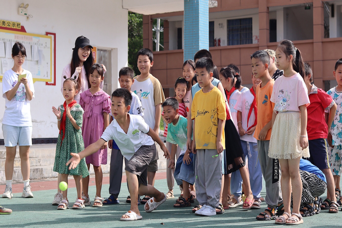 【学生们兴高采烈地进行保龄球比赛