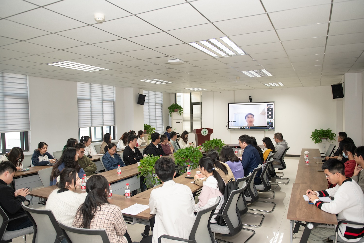 P2 邀请现在国外学习深造的同学在线参加“如何更好地走向世界舞台”主题研讨活动_副本