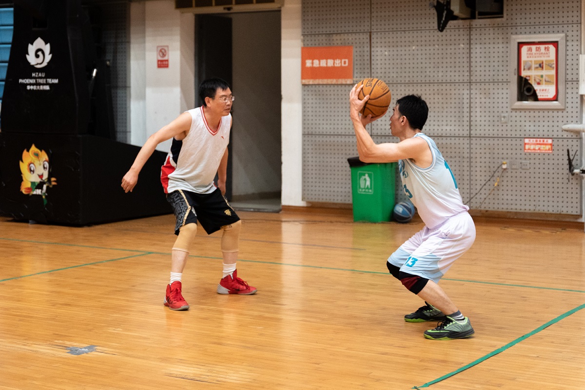 副校长郭刚奇进行防守（学通社记者 杨宇轩 摄）