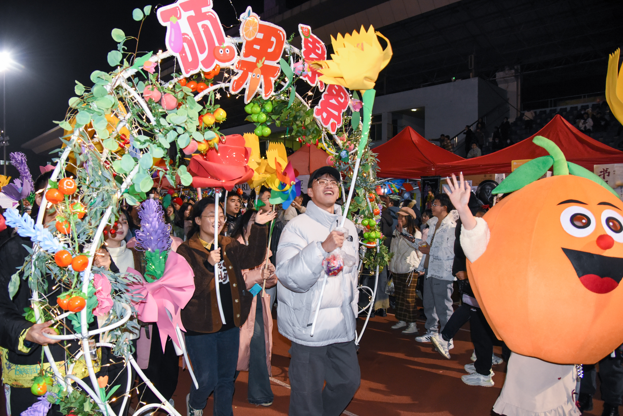 2023年12月31号晚园艺林学学院新年巡游（学通社记者 魏雨城 摄）