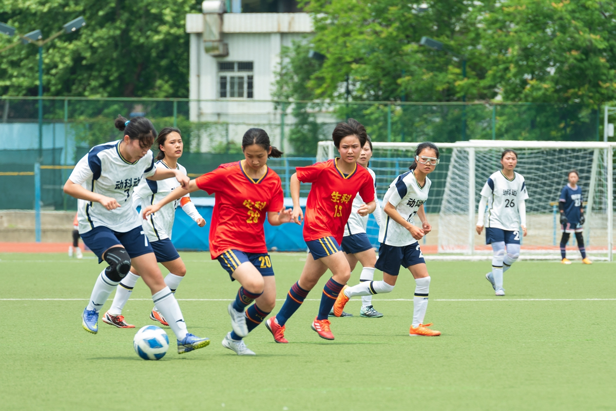 9 双方核心球员刘茜、罗雅云强强对话(学通社记者 郑景扬 摄)