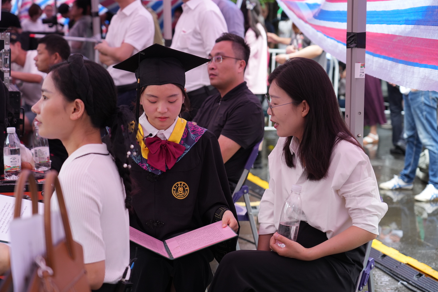 校团委老师给发言学生做指导