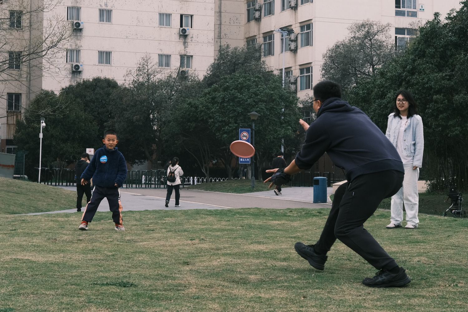 亲子玩飞盘（学通社记者 吴渺 摄）