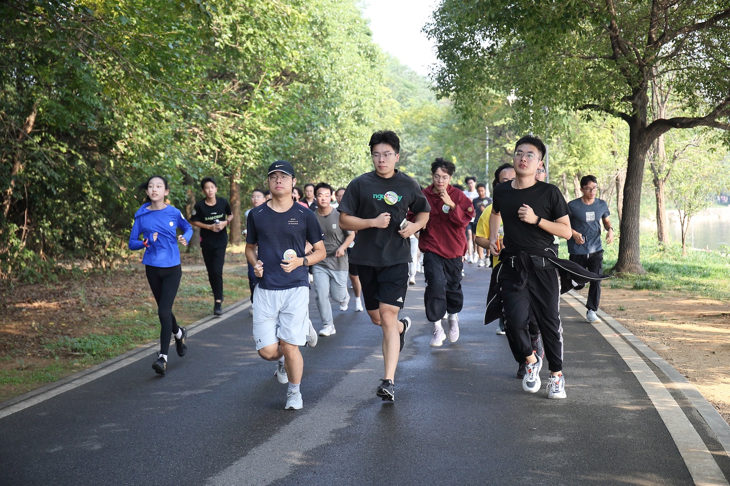 同学们跑至沿湖东路（通讯员 侯国涛 摄）