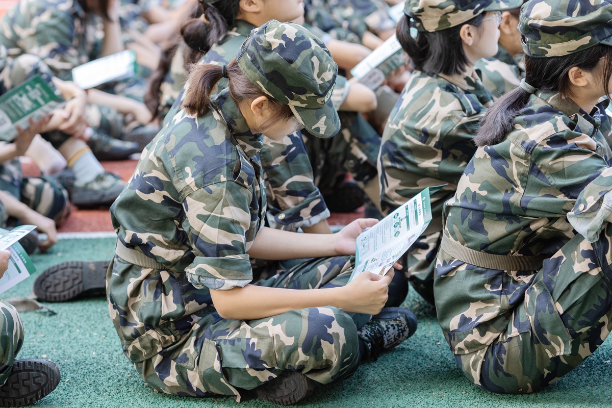 认真阅读手册（学通社记者 周全 摄）