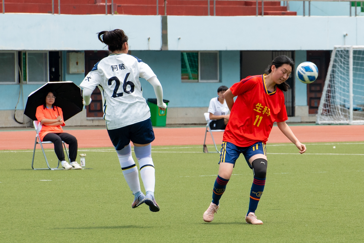 6 生科学院11号孔繁岩头球解围（学通社记者 高言曦 摄）-11