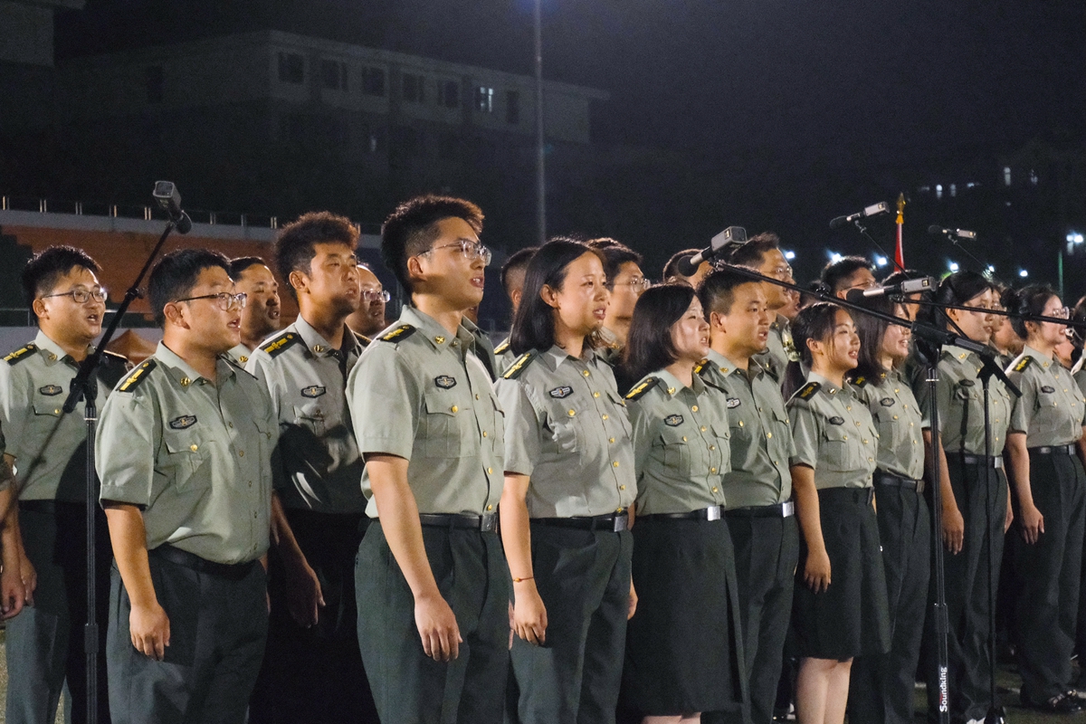 军训政工干部合唱（学通社记者 姚乃文 摄）